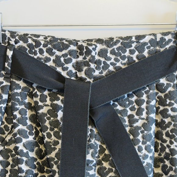 NWT Escada Sport Sepia Green Animal Print Jacquard Hi-Waist Belt Shorts Size 34 - Picture 2 of 9